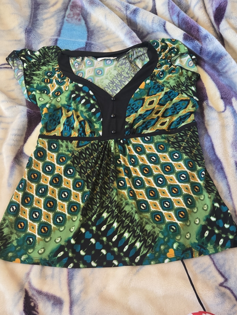 3/$20 Women’s Green Patterned V-Neck Top